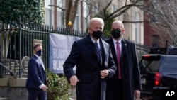 El presidente Joe Biden al salir de misa el domingo en una iglesia en Washington D.C., el 24 de enero de 2021.