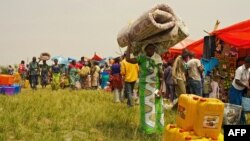 Bakima bitumba bakiti na wenze moko na Komanda, Ituri, 27 janvier 2016.