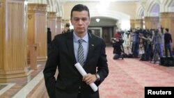 Romania's Prime Minister Sorin Grindeanu leaves a meeting of the Social Democrat Party (PSD) at the parliament in Bucharest, Romania, Feb. 6, 2017. 