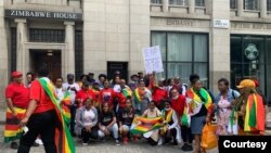 Zvizvarwa zveZimbabwe zvichiratidzira zviri pamuzinda weZimbabwe muLondon