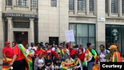 Zvizvarwa zveZimbabwe zvichiratidzira zviri pamuzinda weZimbabwe uri muLondon.