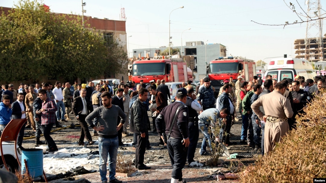 Pasukan keamanan Kurdi memeriksa lokasi bom mobil di Irbil, ibukota provinsi Kurdistan, Irak hari Rabu (19/11).