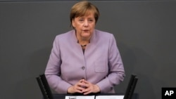 La chancelière allemande Angela Merkel prononce son discours sur l'Union européenne au parlement allemand Bundestag à Berlin, le 27 avril 2017.