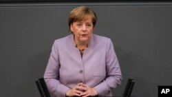 Kanselir Jerman Angela Merkel memberikan sambutan terkait Uni Eropa di hadapan parlemen Jerman Bundestag, Berlin, 27 April 2017. (AP Photo/Markus Schreiber) 