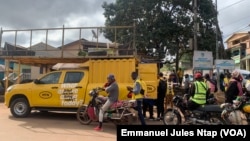 Des abonnés d’un opérateur téléphonique mobile lors d’une campagne commerciale à Yaoundé, au Cameroun, le 16 octobre 2024. (VOA/Emmanuel Jules NTAP)