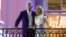 លោក​ប្រធានាធិបតី ​Joe Biden និង​ភរិយា​អ្នកស្រី Jill Biden ​មើល​​​​កាំជ្រួ​ច​​ពី​សេតវិមាន​ក្នុង​រដ្ឋធានី​វ៉ាស៊ីនតោន ក្នុង​អំឡុង​ពិធី​បុណ្យ​ឯករាជ្យជាតិ​អាមេរិក​កាល​ពី​ថ្ងៃ​ទី​៤ ខែ​កក្កដា ឆ្នាំ​២០២១។​