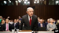 Minis Jistis Etazini a, Jeff Sessions nan Capitol Hill, Washington, 13 jen 2017 kote li tap temwaye devan Komite Entèlijans Sena a.