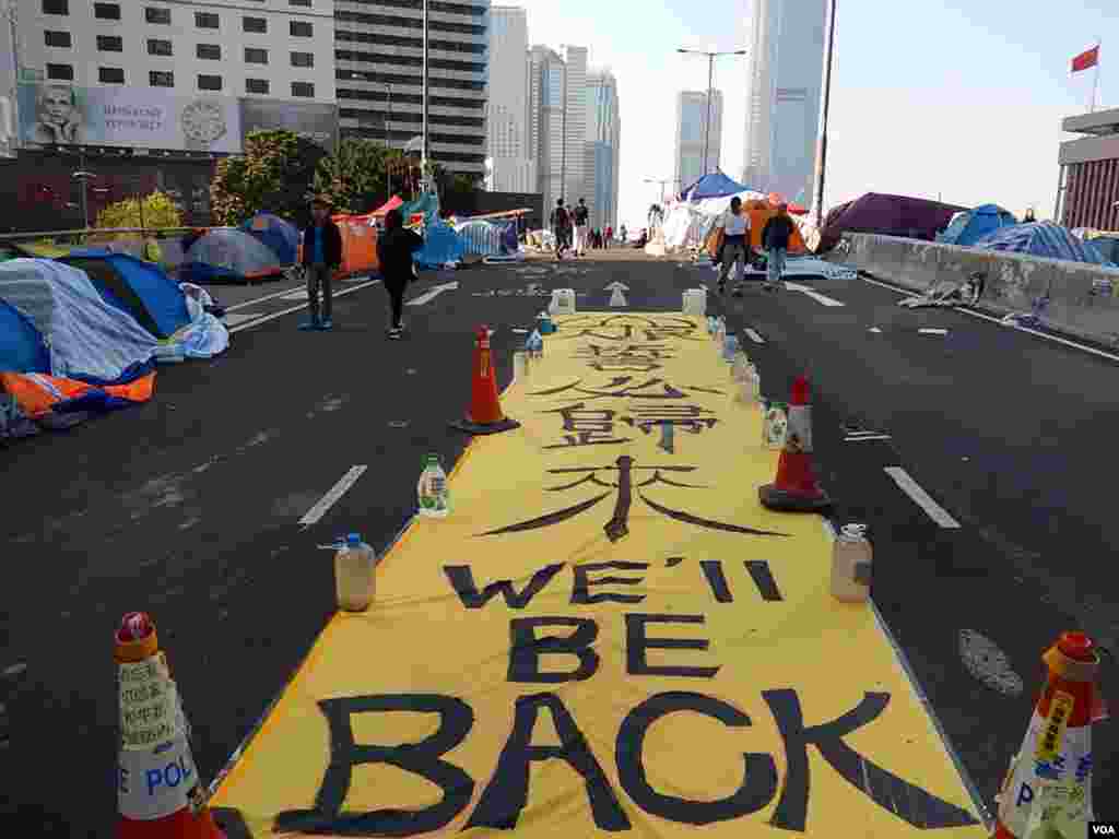 A giant slogan on a flyover in Admiralty, central district of Hong Kong, says &quot;We&#39;ll be back,&quot; Dec. 9, 2014. (Iris Tong/VOA)