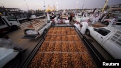 Truk-truk yang mengangkut kurma berjajar pada hari lelang menjelang "Festival Kurma Buraidah" di Buraidah di al-Qassim, Arab Saudi, 29 Agustus 2018. 