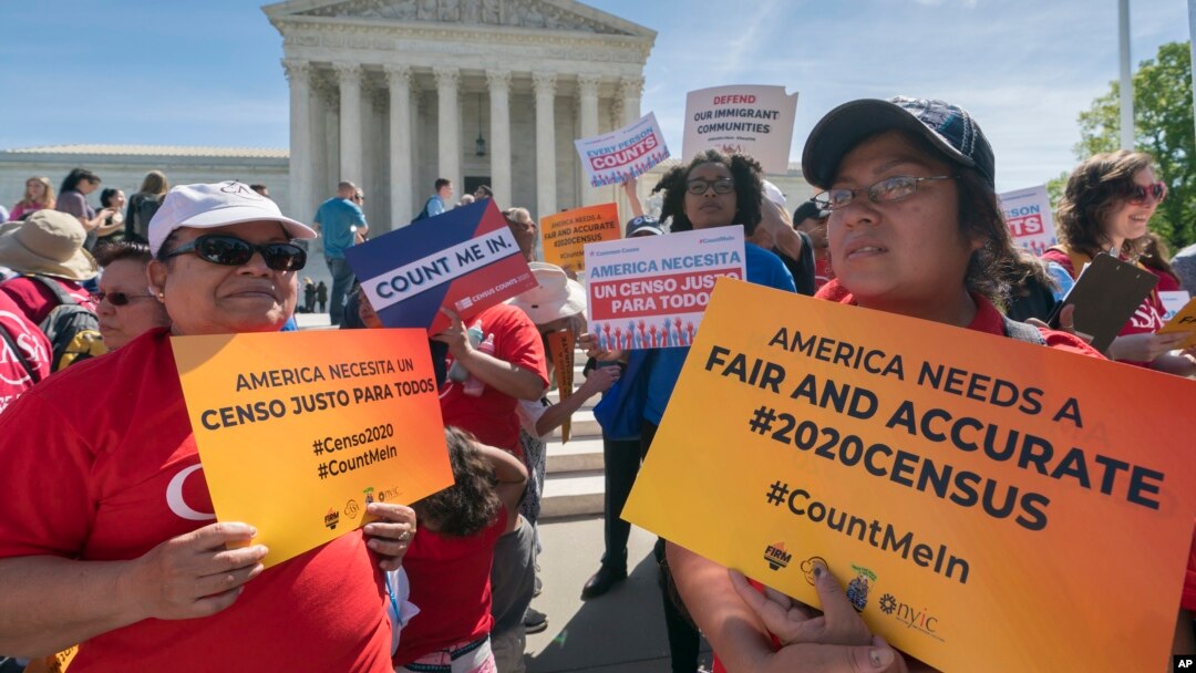 Para aktivis imigrasi melakukan unjuk rasa menentang dimasukkannya "status kewarganegaraan" dalam Sensus 2020, dalam aksi depan Kantor Mahkamah Agung AS di Washington DC (23/4).