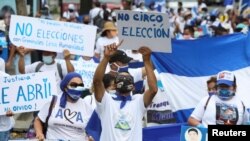 Nicaragüenses expatriados en Costa Rica protestan en San José contra el presidente Daniel Ortega el 18 de abril de 2021.