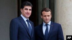 Presiden Perancis Emmanuel Macron (kanan) berpose dengan Perdana Menteri wilayah otonomi Irak Kurdi Nechirvan Barzani, sebelum pertemuan di Istana Elysee di Paris, Sabtu, 2 Desember 2017.