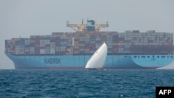 Kapal kargo milik perusahaan pelayaran Maersk dari Denmark (foto: dok). Maersk menangguhkan pelayaran melewati Laut Merah akibat serangan Houthi. 