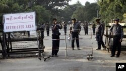 Polisi Burma berusaha menyita tanah warga dengan paksa setelah warga menolak uang santunan di Burma utara (foto: ilustrasi). 