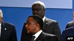 President Denis Sassou Nguesso na mokambi ya misala ya union africaine Moussa Faki Mahamat (likolo) na bokutani mpo na kimya na Libye na Berlin, Allemagne, 19 janvier 2020.