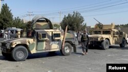 Pasukan Taliban memblokir jalan di sekitar bandara di Kabul, Afghanistan, 27 Agustus 2021. (Foto: Reuters)