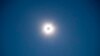 El Sol y la Luna son fotografiados cerca de Exmouth, Australia, durante un eclipse solar el jueves 20 de abril de 2023.