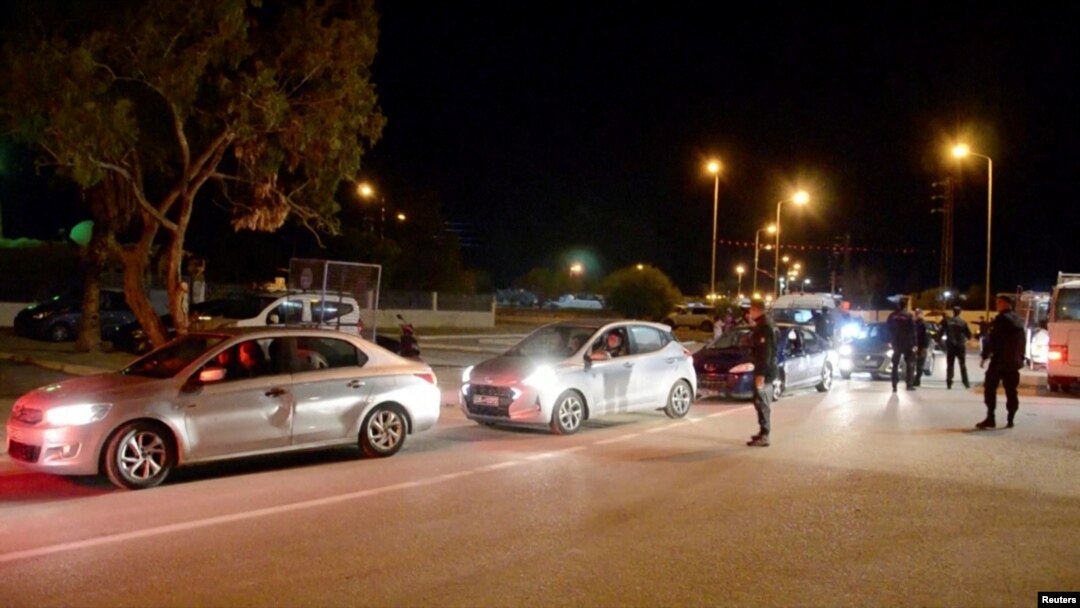 Anggota pasukan keamanan membantu jemaah haji pergi dengan mobil mereka, menyusul serangan di dekat sinagog, di Djerba, Tunisia 9 Mei 2023. (Foto: Reuters)