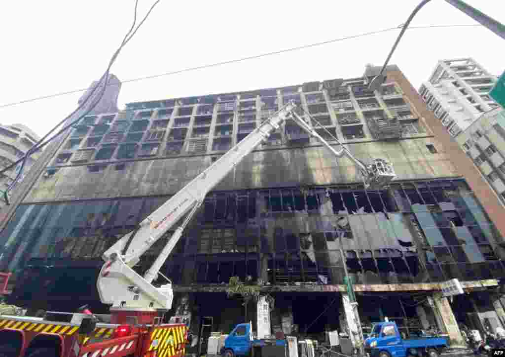حکام کے مطابق متاثرہ عمارت کے پہلے پانچ فلور کمرشل مقاصد کے لیے استعمال میں تھے لیکن وہ فی الحال خالی تھے۔