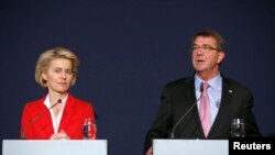 Nemačka ministarka odbrane Ursula fon der Lejen i američki sekretar za odbranu Ašton Karter, Nemačka, 22. juni, 2015. 