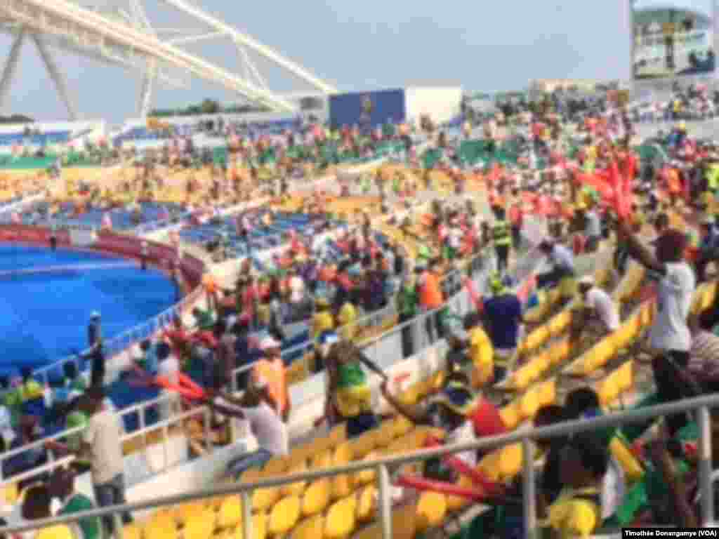 Les fans s&rsquo;installent dans les gradins au stade de l&#39;Amitié de Libreville, Gabon, 14 janvier 2017. (VOA/Timothée Donangmaye)