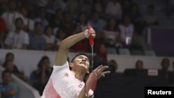 Jonatan Christie saat beraksi dalam laga bulu tangkis nomor final tunggal putra melawan Chou Tienchen dari China Taipei, di Asian Games di Jakarta, 28 Agustus 2018. Jojo mengandaskan Tienchen dan merebut medali emas dalam laga tiga set.