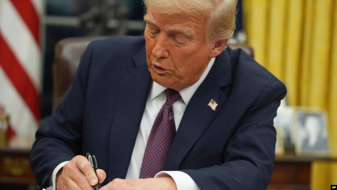 Prezidan Donald Trump siyen yon dekre sou dwa pou yon tibebe gen sitwayente Ameriken si li pran nesans Ozetazini, 20 Janvye, 2025. 