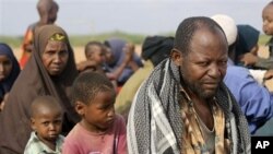 Somali farmer Abdiaziz Mohamed Mungaza waits with his family for registration at Dadaab, the refugee camp in northern Kenya (Sep 2010 file photo)