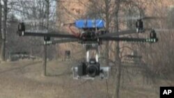 Bespilotna letelica italijanske policije sa četiri elise sa instaliranom kamerom za osmatranje iz vazduha