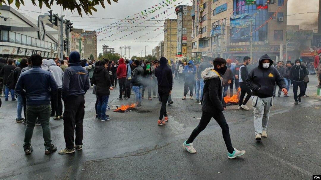Para pendemo anti-pemerintah memblokir jalan di Ibu Kota Iran, Teheran, 17 November 2017. Foto dikirim dari Iran dan sudah diverifikasi keasliannya oleh VOA layanan bahasa Persia.(Foto: Courtesy)