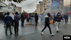 Para pendemo anti-pemerintah memblokir jalan di Ibu Kota Iran, Teheran, 17 November 2017. Foto dikirim dari Iran dan sudah diverifikasi keasliannya oleh VOA layanan bahasa Persia.(Foto: Courtesy)