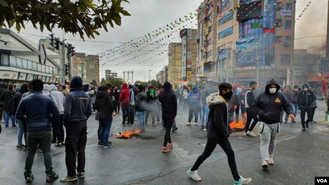 伊朗反政府抗议者封锁了首都德黑兰的一条道路。(2019年11月17日)