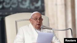 El papa Francisco habla durante la audiencia general semanal en la Plaza de San Pedro en el Vaticano, el 22 de noviembre de 2023.