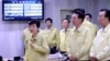 20일 박근혜(왼쪽) 대통령이 경주 지진발생현장 인근의 월성원자력발전소 1호기를 방문해 안전대책을 주문하고 있다. 