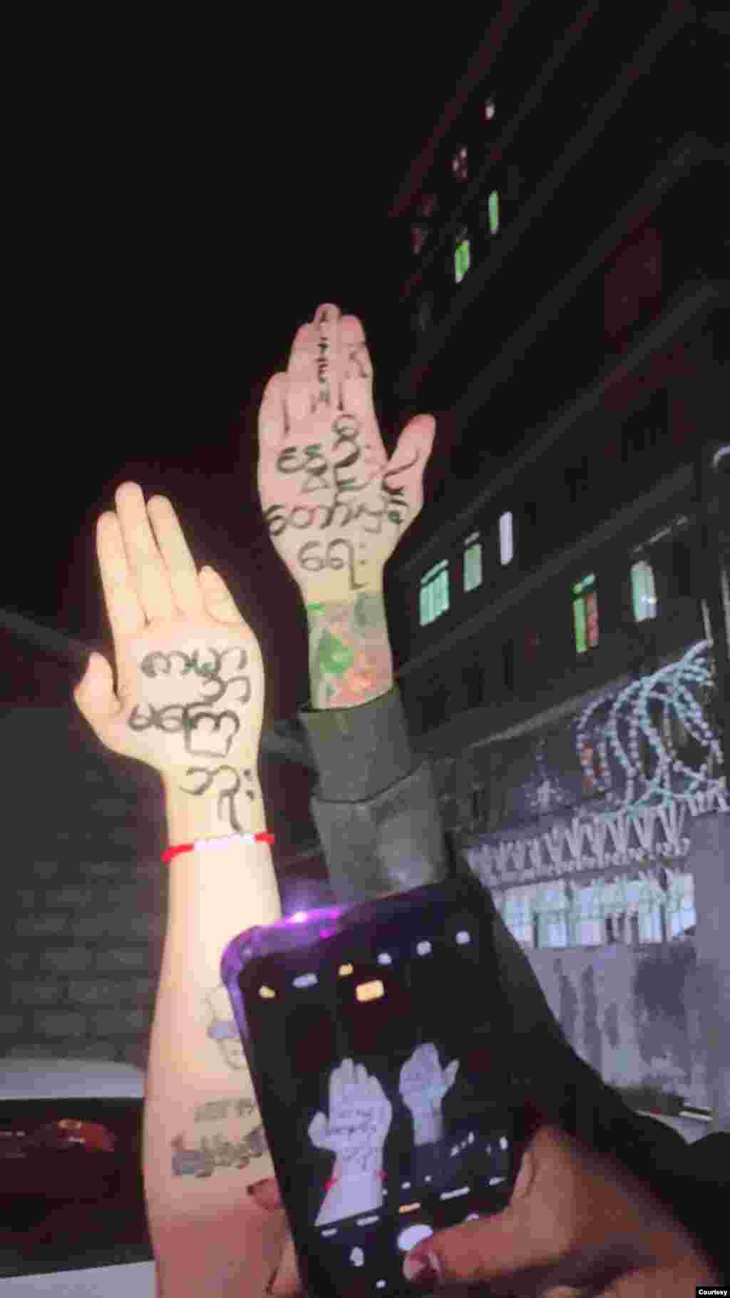 တောင်ကြီးမြို့မှာ ပြုလုပ်ခဲ့တဲ့ စစ်အာဏာရှင်ဆန့်ကျင်ရေး လက်ဝါးသပိတ်။