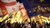 Протестувальники несуть прапори Грузії та Євросоюзу під час протесту біля парламенту проти законопроекту про "іноземних агентів". Тбілісі 17 квітня 2024 року. Фото: Giorgi Arjevanidze/AFP