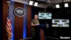 케네스 매킨지 미 중부사령관이 13일, 국방부 청사에서 미군 공습에 대해 설명하고 있다.
