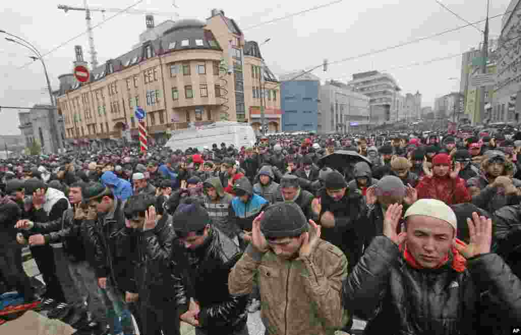 Hàng ngàn người Hồi giáo Nga cầu nguyện bên ngoài đền thờ lớn ở Moscow.