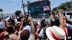 Para demonstran mencegat bus yang membawa anak-anak imigran ilegal dalam aksi memrotes pemisahan anak-anak imigran ilegal dari orang tua mereka di McAllen, Texas, 23 Juni 2018.