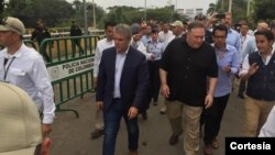 Menlu AS Mike Pompeo (ketiga dari kanan) dan Presiden Kolombia Ivan Duque (ke-4 dari kanan) saat mengunjungi Cucuta, Kolombia (14/4).