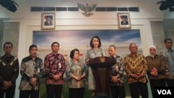 Sembilan Pansel Capim KPK Periode 2019-2023, dalam konferensi pers usai menyerahkan 20 nama Capim KPK di Kantor Presiden, Jakarta, Senin, 2 September 2019. (Foto: VOA/Ghita).