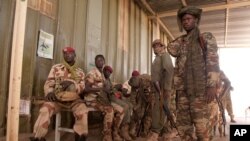 Des soldats tchadiens de la mission de soutien internationale dirigée par des Africains au Mali attendent de monter à bord d'un avion à N'Djamena, au Tchad, à destination de Bamako, la capitale du Mali, le 24 janvier 2013.