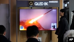 Arhiva - Ljudi prate TV program i vesti o lansiranju severnokorejske rakete, na železničkoj stanici u Seulu, Južna Koreja, 2. februara 2024.
