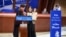 این عکس که روز دوشنبه ۶ شهریور ۱۴۰۵ توسط مجمع پارلمانی شورای اروپا گرفته و در دسترس قرار گرفته است، مهراوه خندان (سمت راست) را در حال دریافت جایزه حقوق بشر واسلاو هاول در شورای اروپا به نمایندگی از مادرش نسرین ستوده نشان می‌دهد.