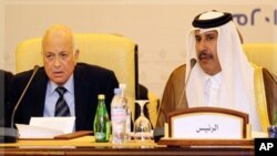 Ministan harkokin wajen Qatar Hamad Bin Jassim Al-Thani yake zantawa da sakataren kungiyar kasashen Larabawa Nabil Al-Arabi a wajen wani taro da suka yi a birnin Doha akan kasar Syria.