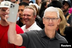 تیم کوک مدیر عامل اپل در رویداد «واندرلاست» یک گوشی آیفون ۱۵ پرو را نشان می‌دهد - ۲۱ شهریور ۱۴۰۲