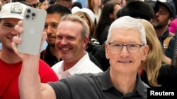 苹果公司首席执行官蒂姆-库克(Tim Cook)在位于公司总部加利福尼亚州库比蒂诺举行的 “好奇心上头”(Wonderlust)活动上手持新款iPhone 15 Pro。（2023 年 9 月 12 日）