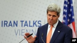 جان کری وزیر خارجه آمریکا در گفتگو باخبرنگاران حاضر در وین، محل برگزاری گفتگوهای هسته‌ای ایران و شش قدرت جهانی - ۲۴ تیر ۱۳۹۳ 