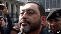 El exministro del Interior de Guatemala Mauricio López Bonilla, es escoltado por la policía a su arribo a una corte en ciudad de Guatemala el 11 de junio de 2016.
