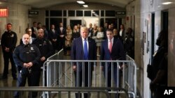 도널드 트럼프 전 미국 대통령이 22일 '성추문 입막음' 의혹 사건 재판에 참석하기 위해 뉴욕 맨해튼 지방법원에 도착해 기자들 앞에서 발언하고 있다. 